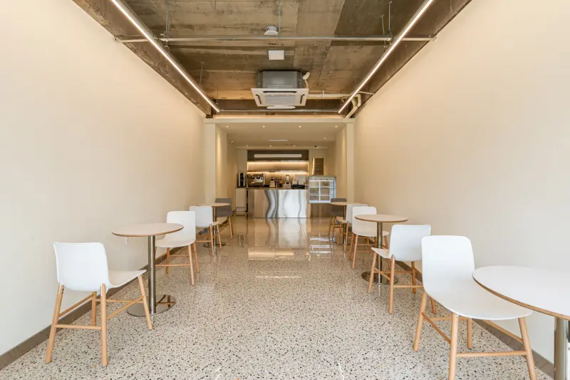 화이트톤 좌석과 노출천장이 매력적인 카페 홀